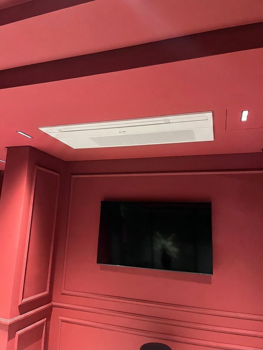 Sala de estar com ar-condicionado branco antes da pintura