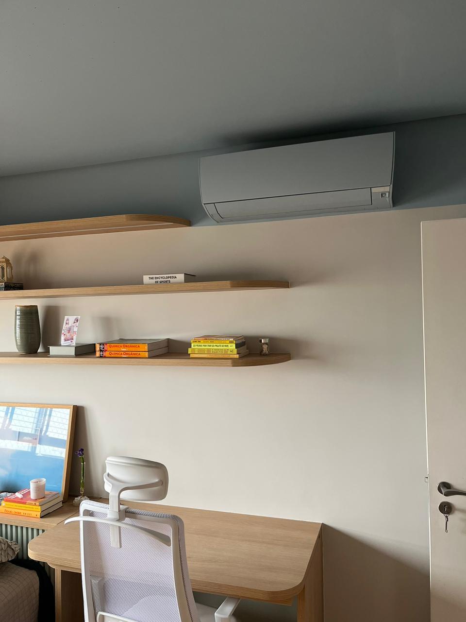 Split hi-wall pintado em cinza combinando com a parede de um home office